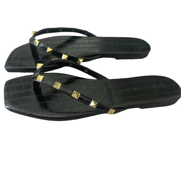 Alligator embossed pattern with gold spikes. - Picture 3 of 5